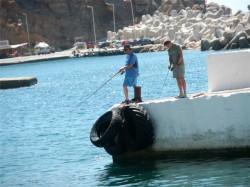 Ο μόλος στο λιμάνι της Χώρας Σφακίων αποτελεί αγαπημένο τόπο για τους φίλους του ψαρέματος. Με “όπλο” την υπομονή μπορεί να περιμένουν για ώρες μέχρι να πιάσουν το πρώτο ψάρι. Και αν πάλι αυτή η στιγμή καθυστερήσει, δεν πειράζει... Γ.ΚΩΝ.